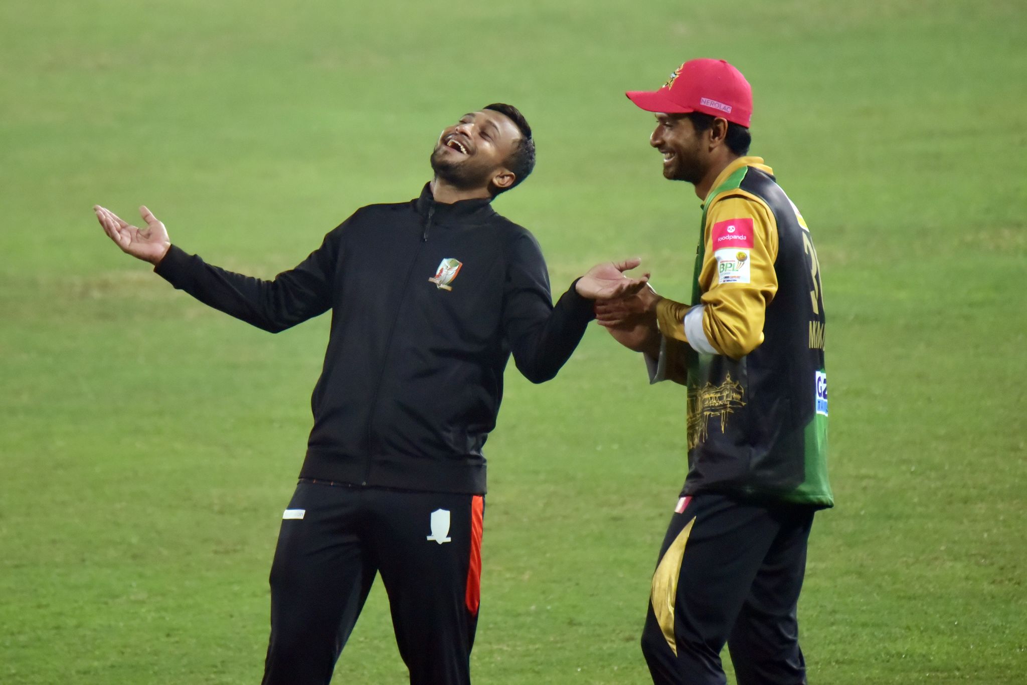 Shakib Al Hasan and Mahmudullah Riyad have a laugh 