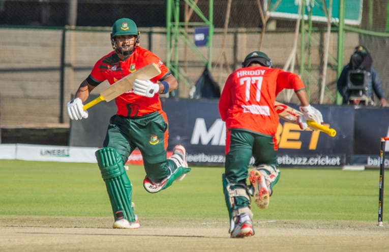 Hridoy & Yasir tried to chase ©ZC