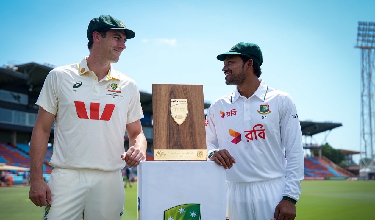 Captains with the series trophy ©Azher Niaz Chattah/CA