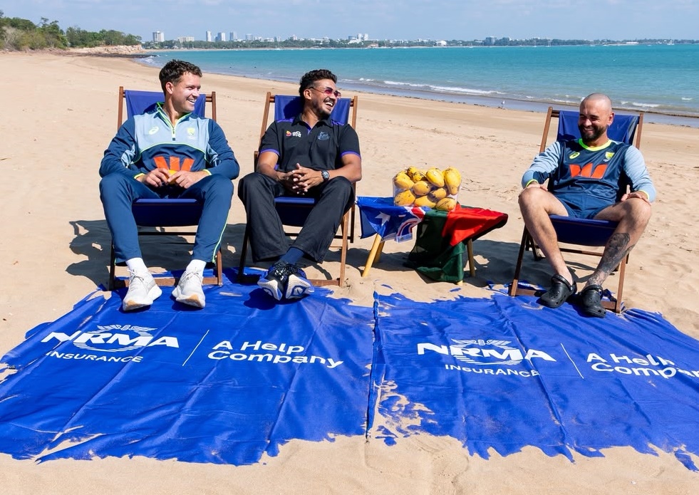 Taskin with Carrey & Weatherald in the sea beach ©Azher Niaz Chattah/CA