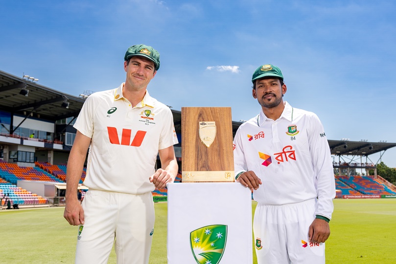 Two captains posing with the trophy ©Azhar Niaz Chattha/CA