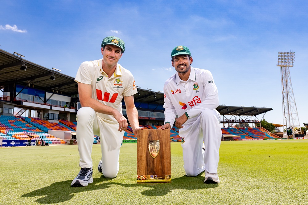 Captains with the trophy ©Azher Niaz Chattah/CA