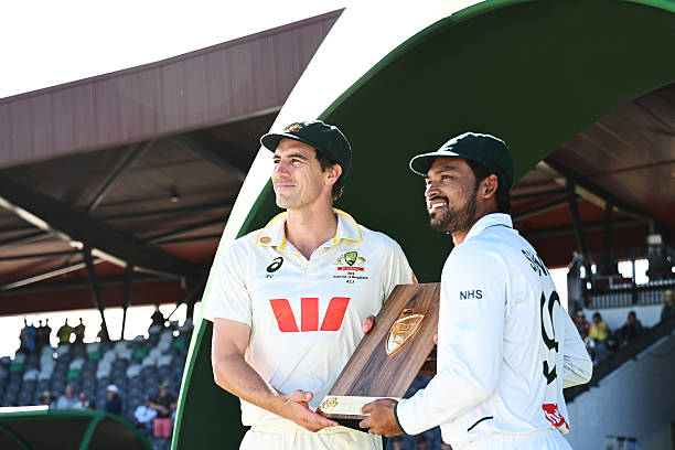 Both the captains smiling with the trophy ©Getty