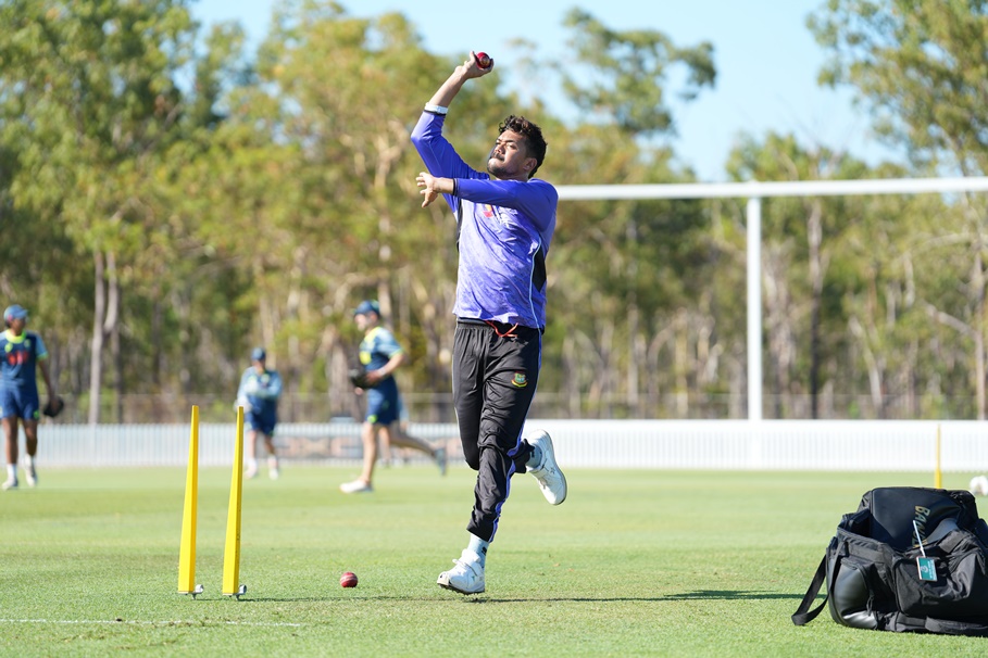 Taskin Ahmed warming up ©CA