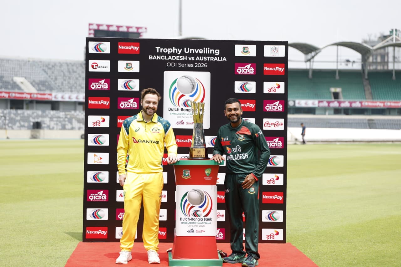 Two captains with the trophy ©BDCricTime