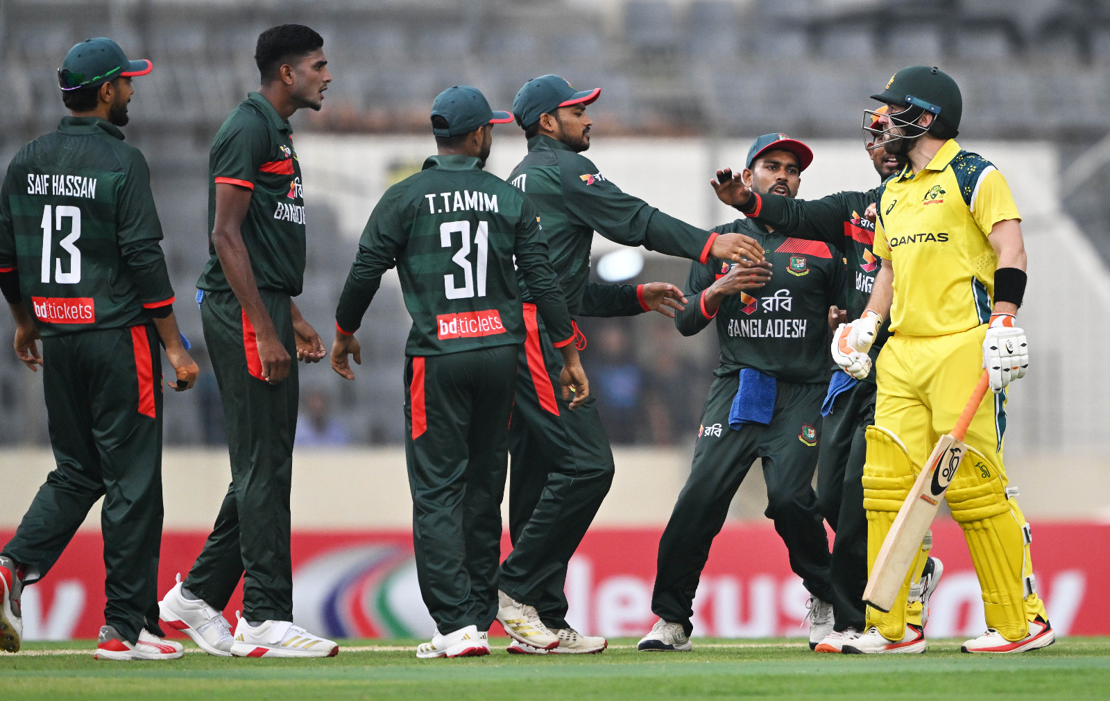 Nahid Rana & Josh Inglis exchanged some words ©BDCricTime