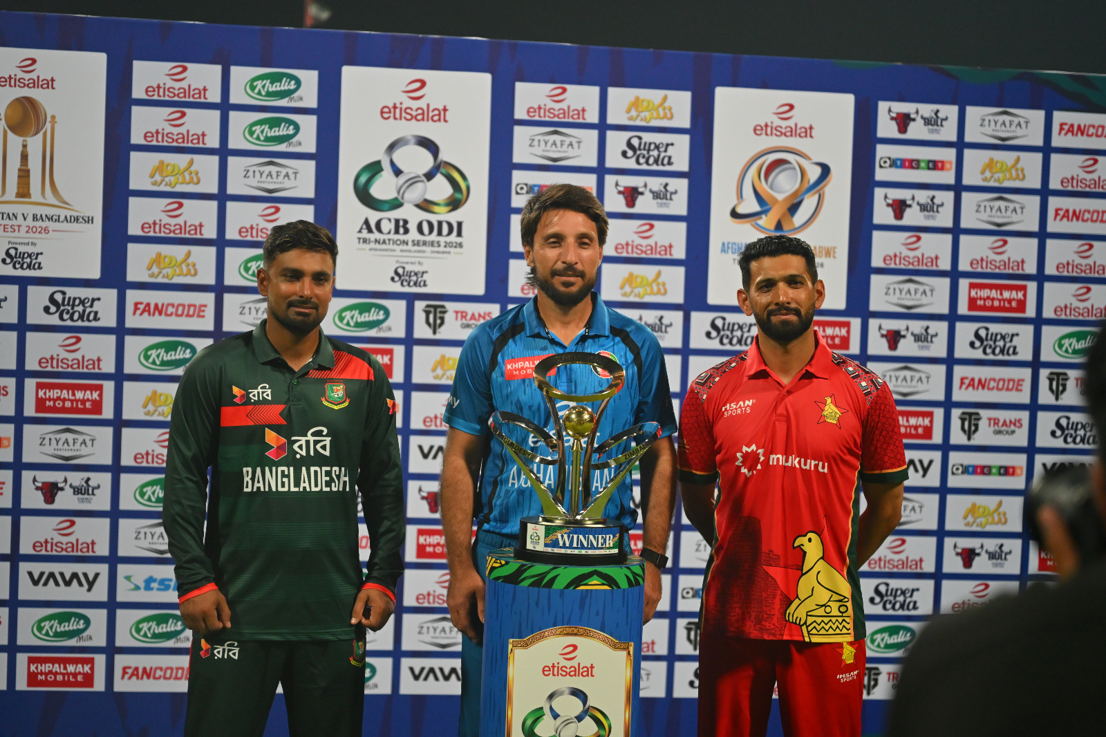 3 captains posing with the trophy ©ACB