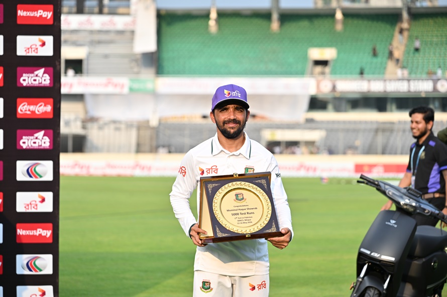 Mominul with his special gift ©BDCricTime