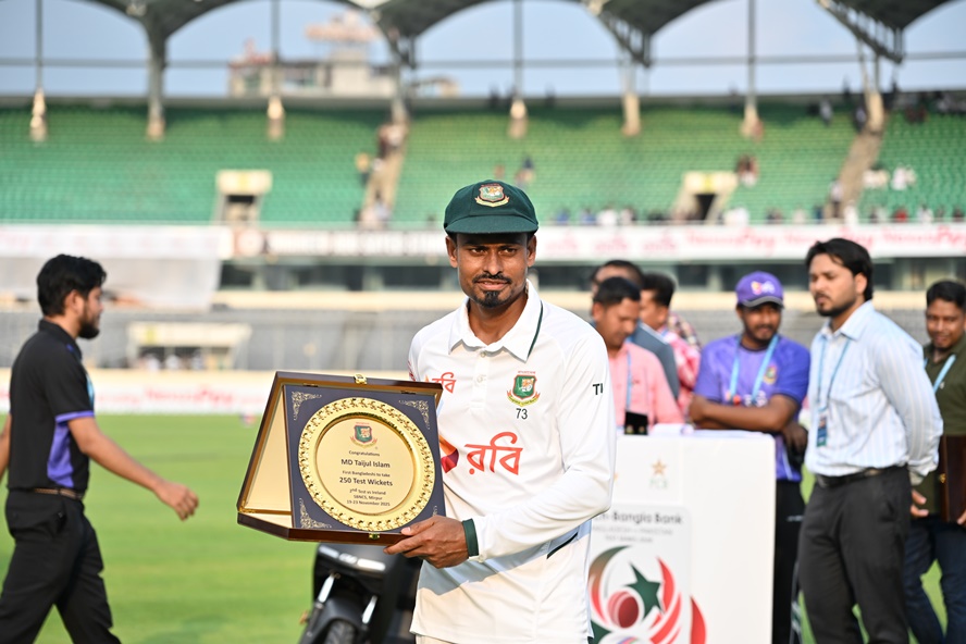 Taijul with his special gift ©BDCricTime