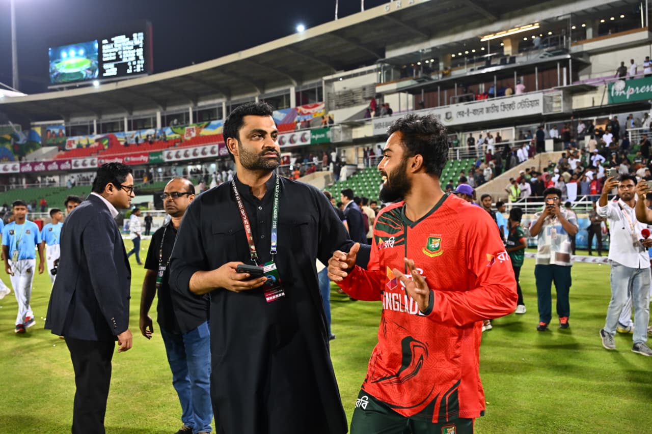 BCB president Tamim Iqbal with Tawhid Hridoy after the match ©BDCricTime