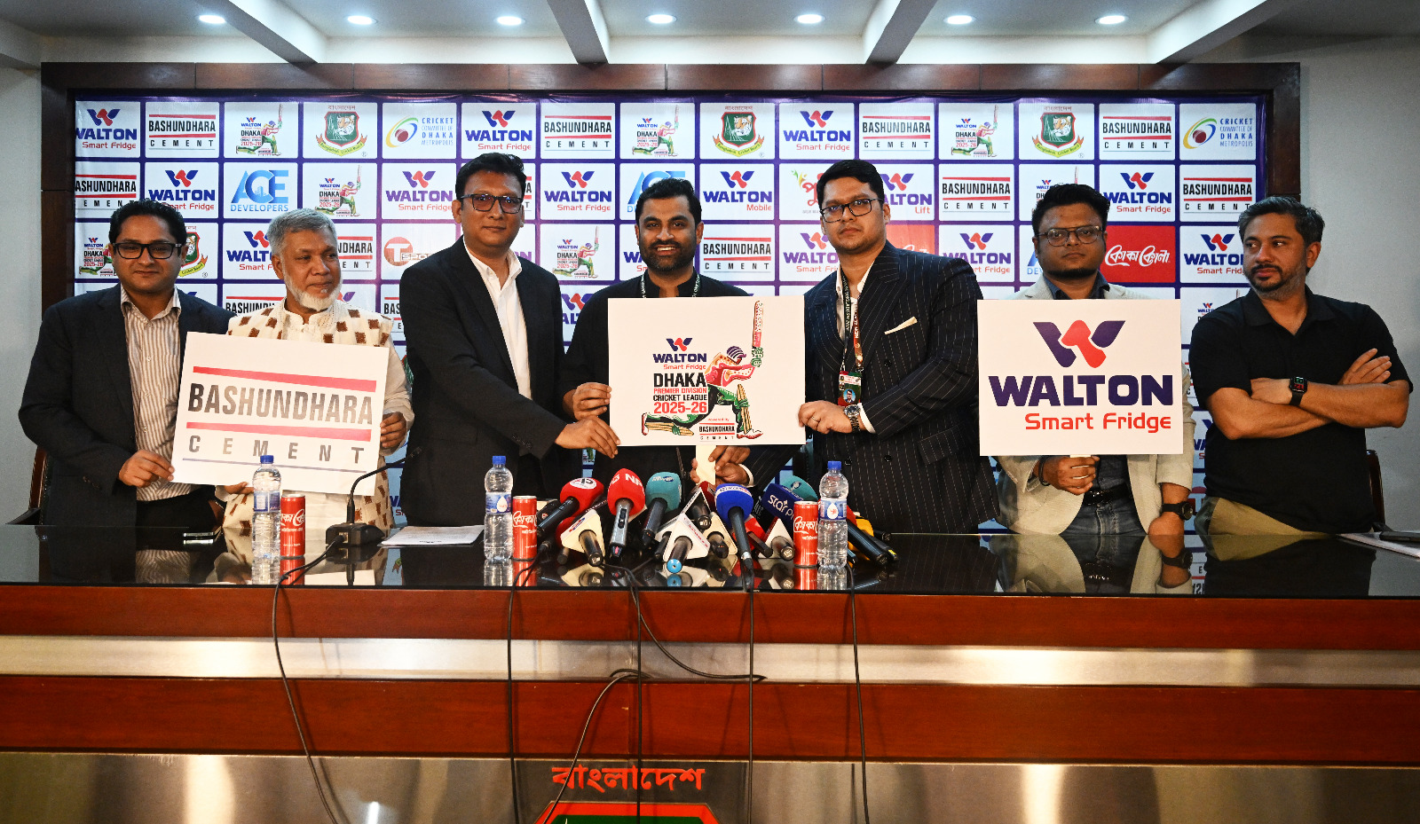BCB officials with DPL sponsors ©BDCricTime