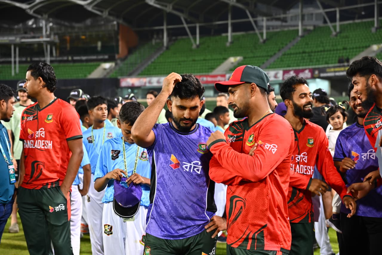 Shamim and Litton had a chat after the match ©BDCricTime