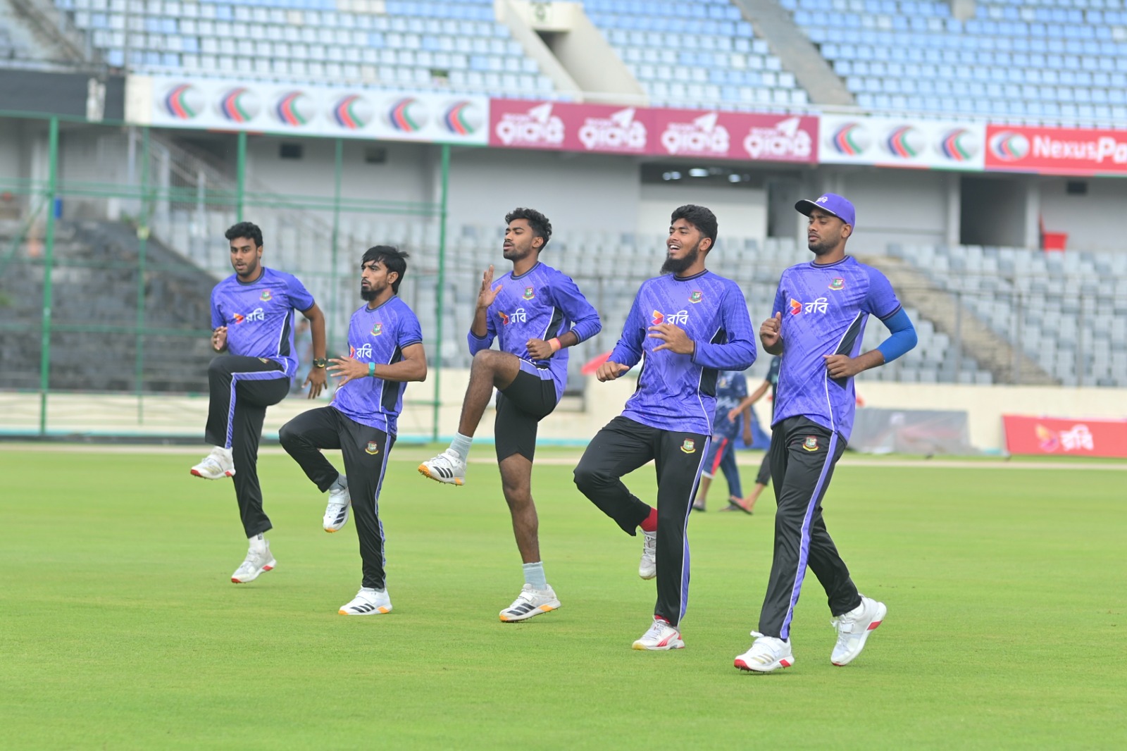 Players warming up ©BDCricTime