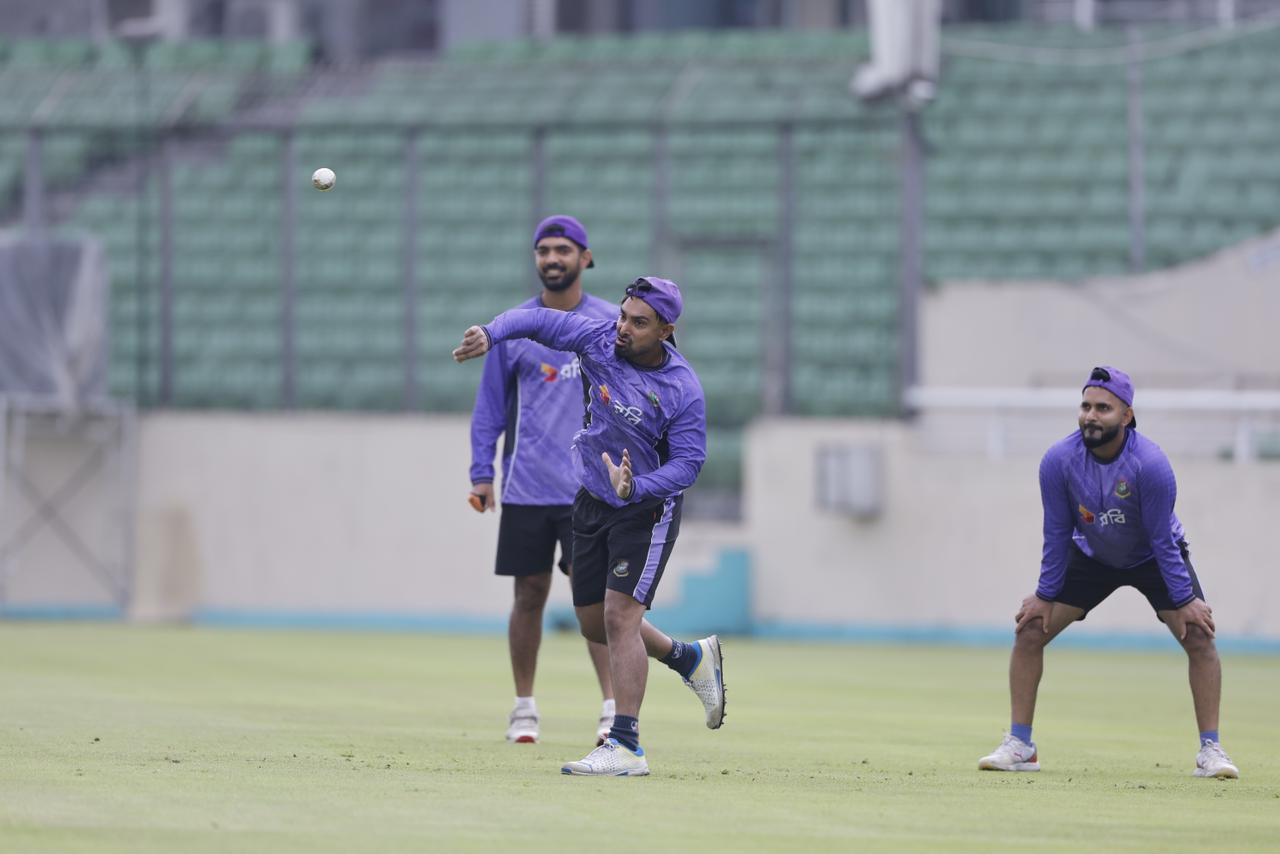 Focus in fielding during practice ©BDCricTime