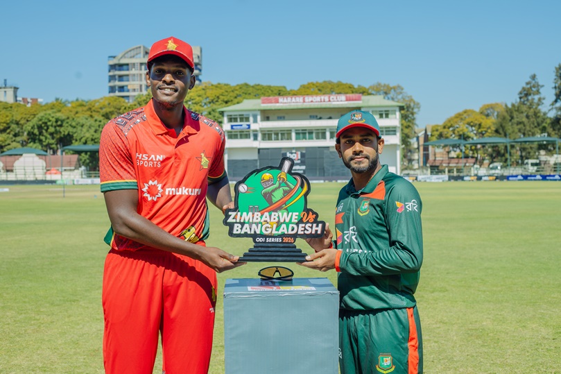 Two captains with the trophy ©ZC