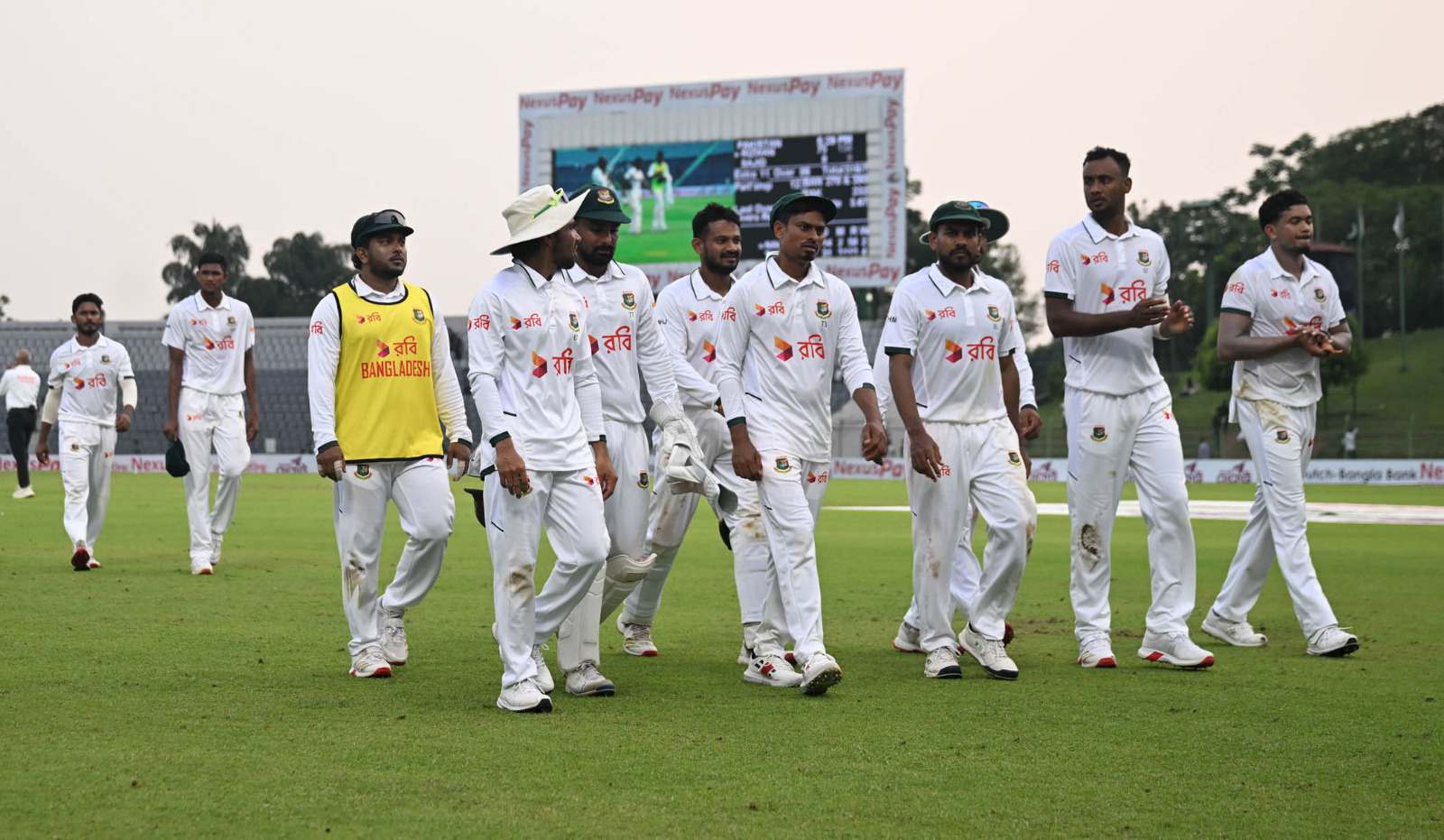 Bangladesh getting closer to a historic win ©BDCricTime