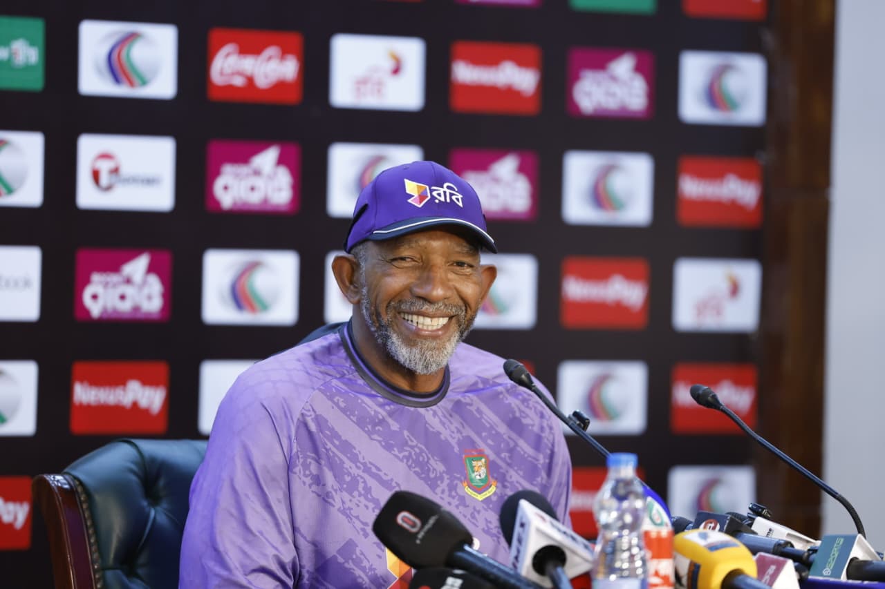 Smiling Simmons at the press ©BDCricTime