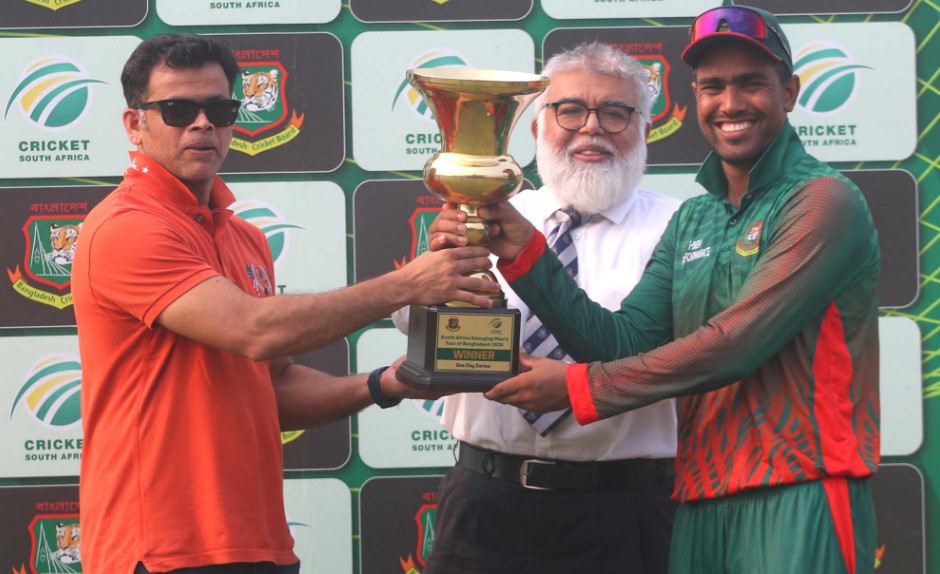 Bangladesh Emerging captain Akbar Ali with the series win trophy [BDCricTime]