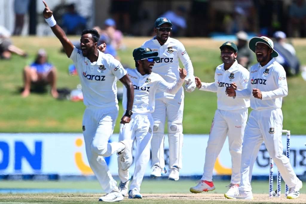 Ebadot Hossain celebrates a wicket with his teammates. ©Getty Images  