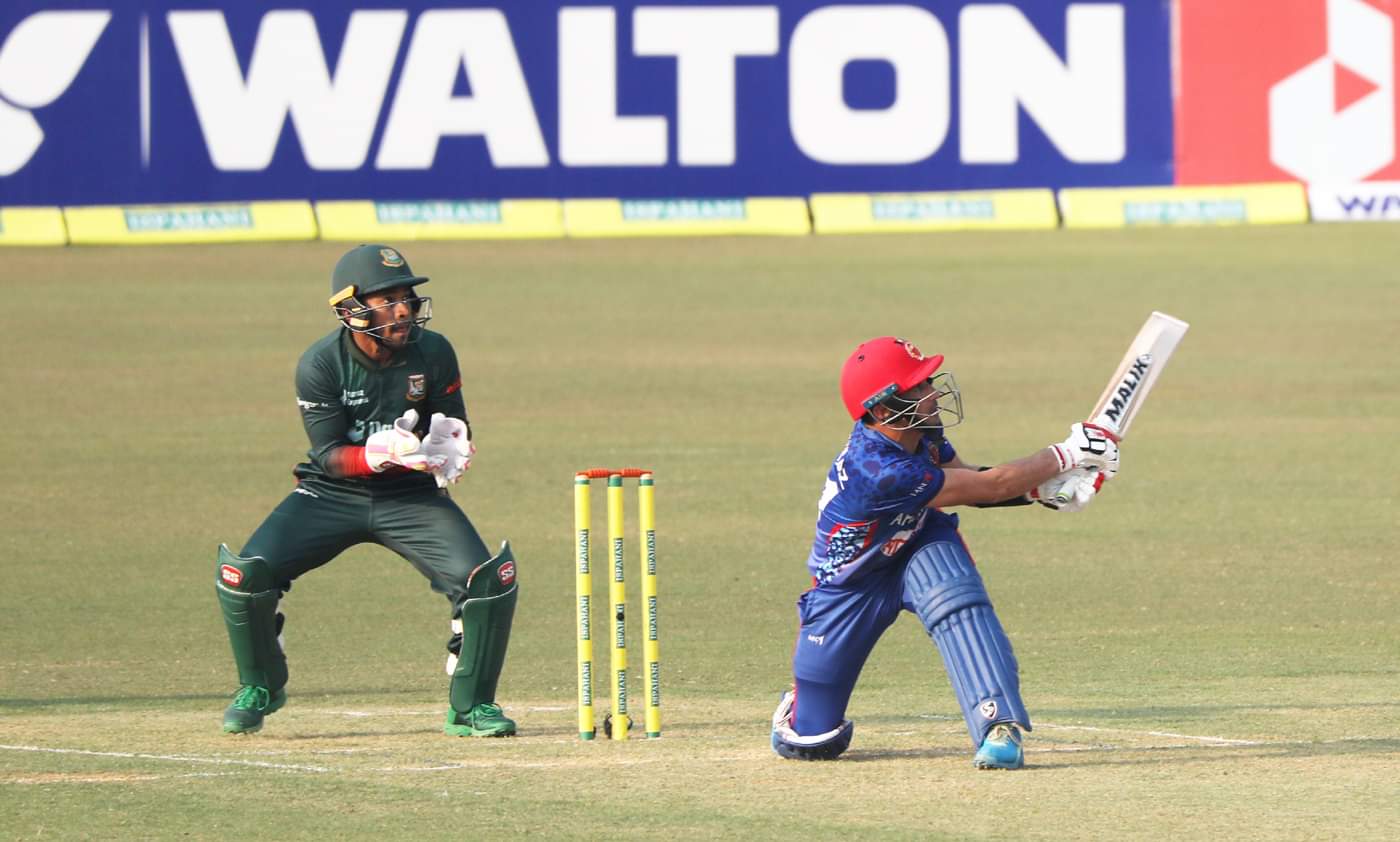 Rahmanullah Gurbaz brings out slog sweep  