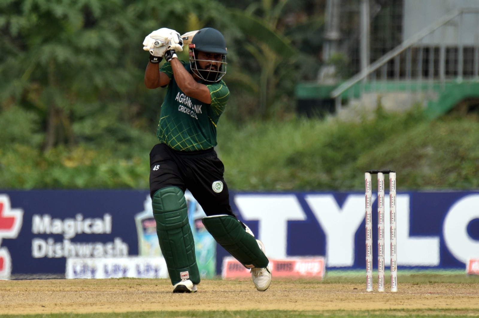 Imrul Kayes shines with the bat, misses half-century by just 2 runs ©BDCricTime