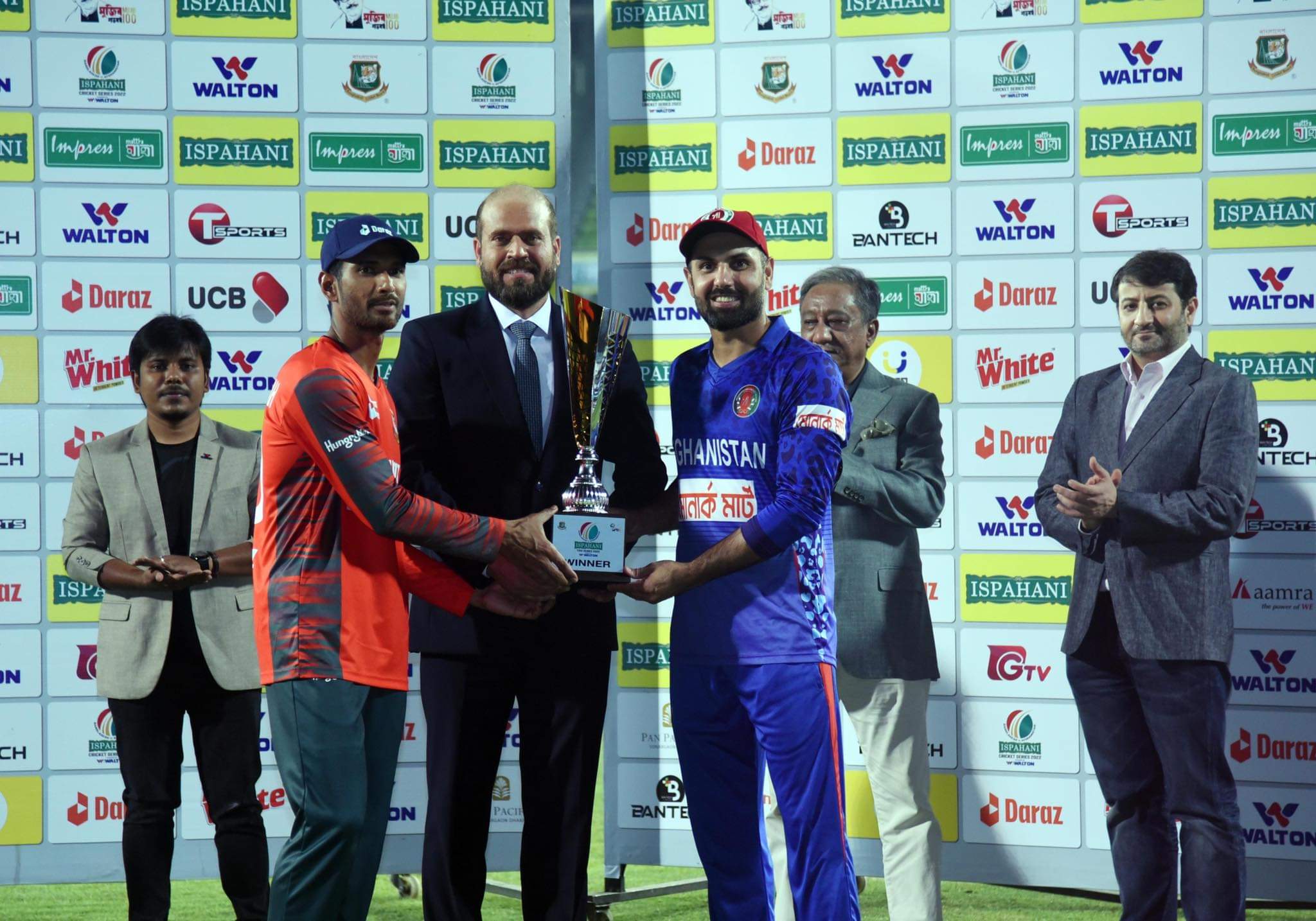 Mahmudullah Riyad and Mohammad Nabi share the trophy   