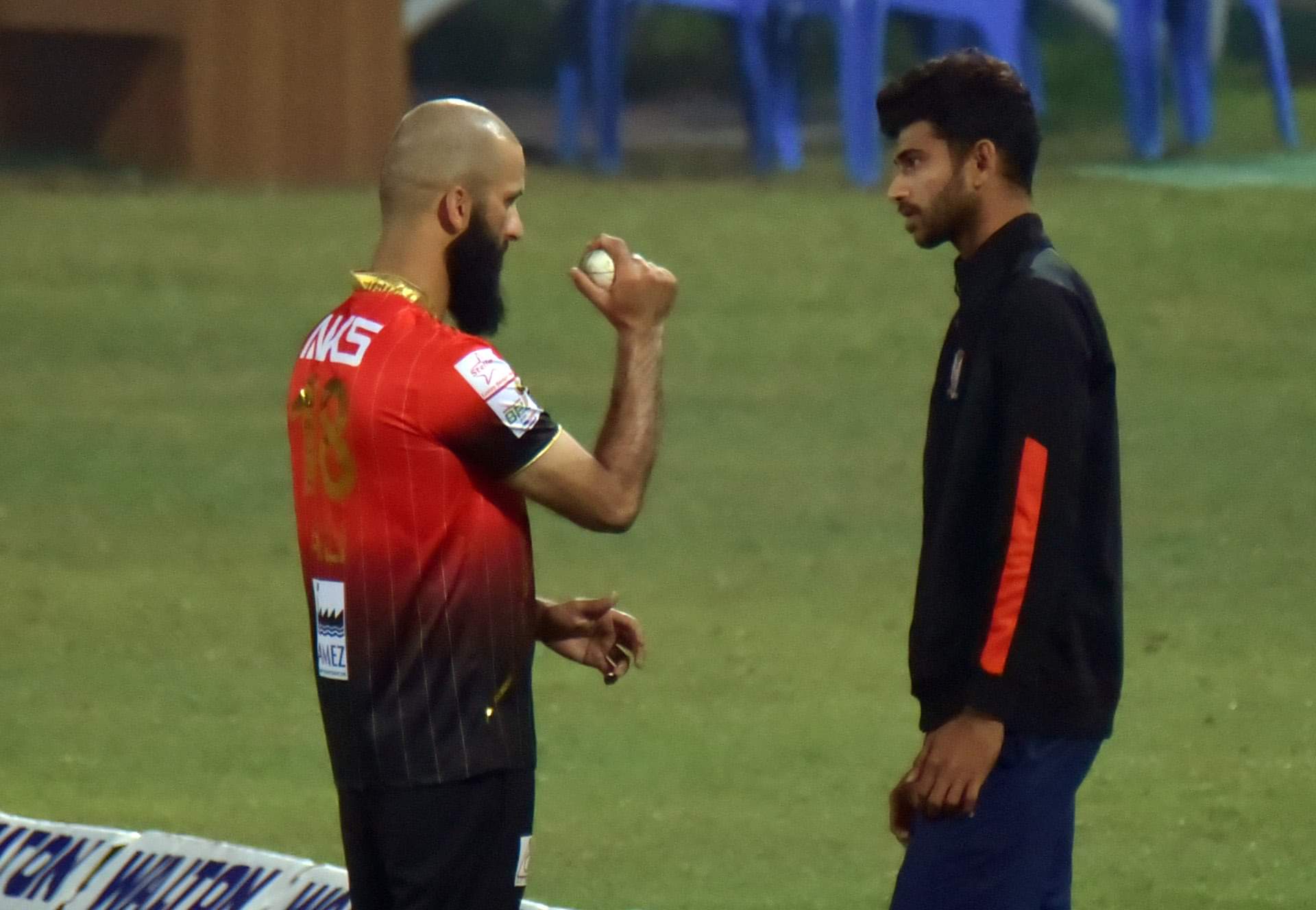 Nayeem Hasan takes bowling tips from Moeen Ali