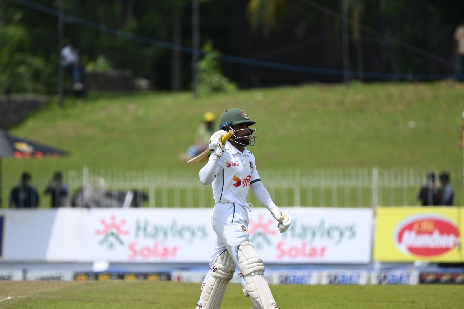 Mominul Haque deperts after scoring 21 ©BDCricTime