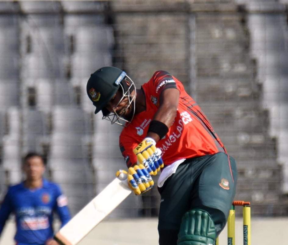 Munim Shahriar plays a shot on his debut 