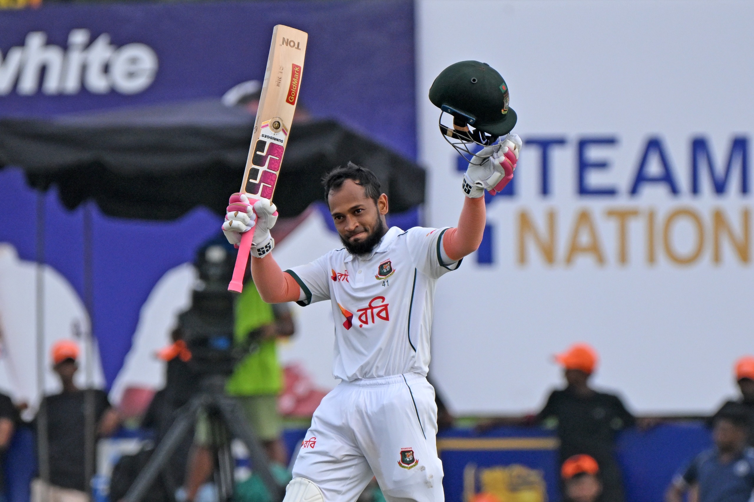Mushfiqur Rahim brings up his 12th test hundrad ©BDCricTime