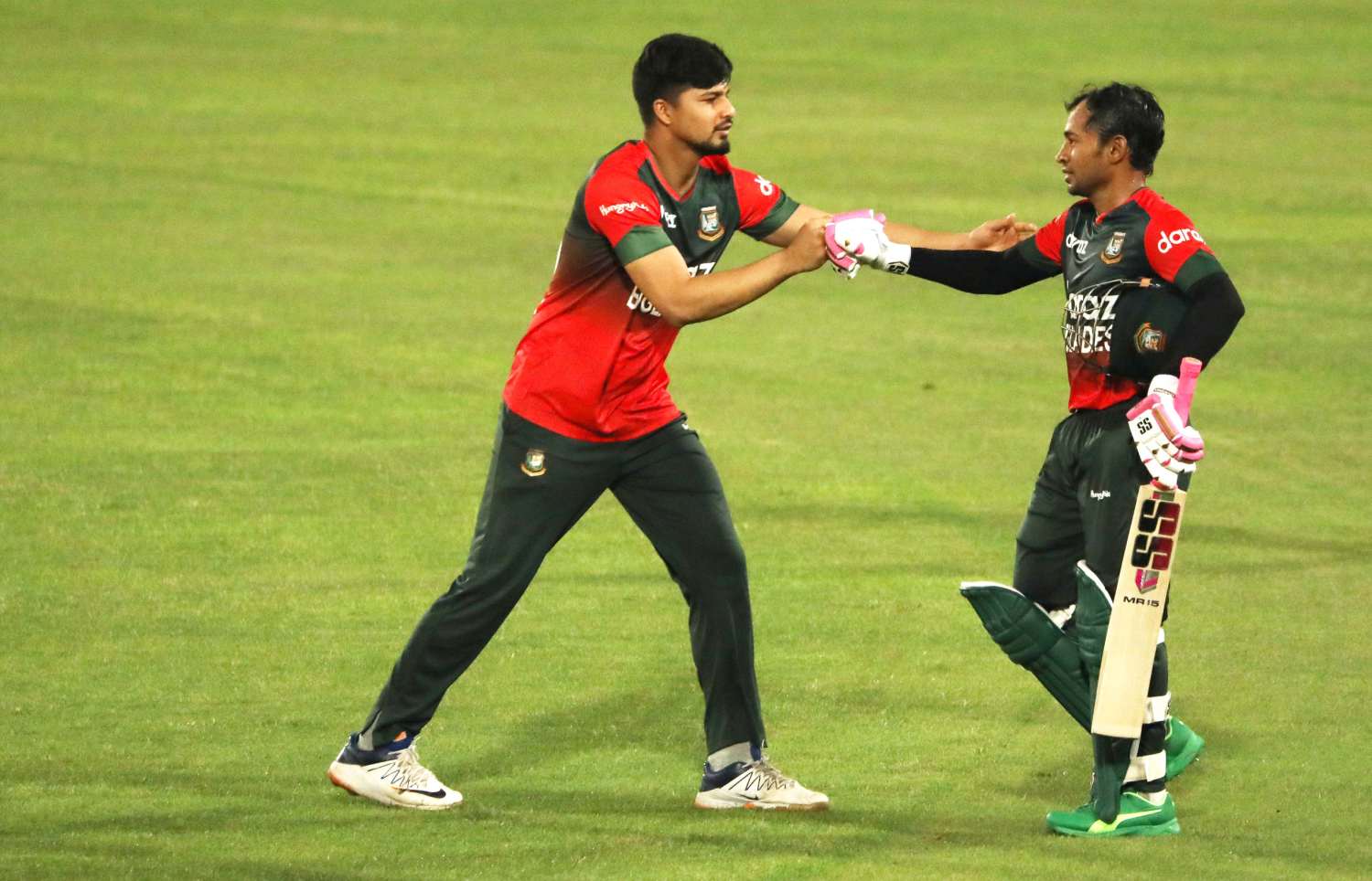 Nurul Hasan congratulates Mushfiqur Rahim for finishing, Bangladesh vs New Zealand, 1st T20I, Mirpur