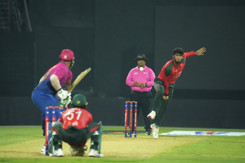 Bangladesh leg-spinner Rishad Hossain bowled well [4-0-28-2] ©ECB ©UAEvsBD