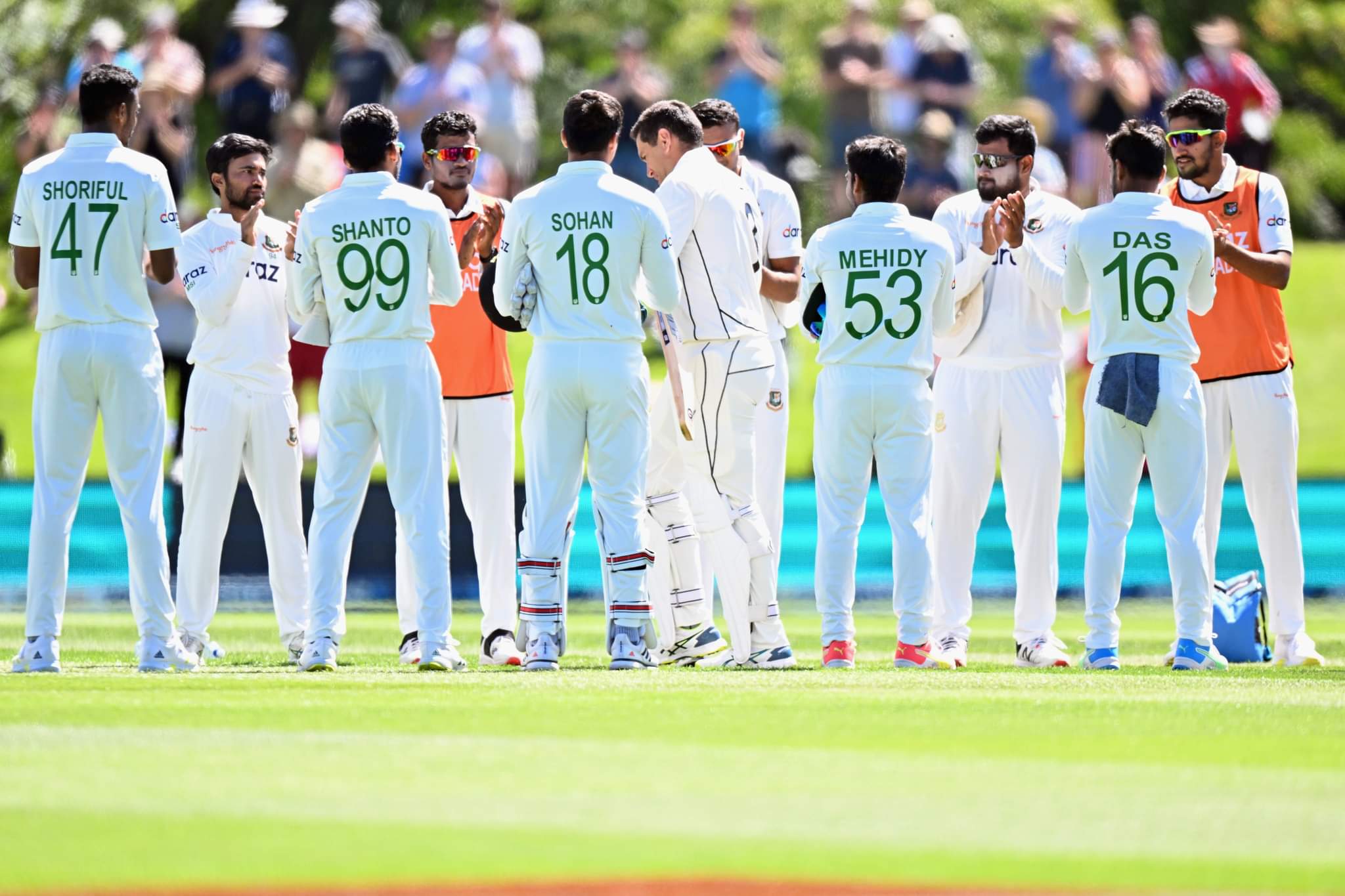 Ross Taylor received guard of honour from Bangladesh team in his last Test. © Getty Images   