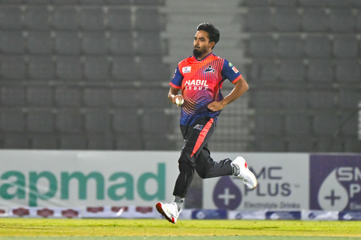Tanzim Hasan Sakib claims two vital wickets for Rajshahi ©BDCricTime