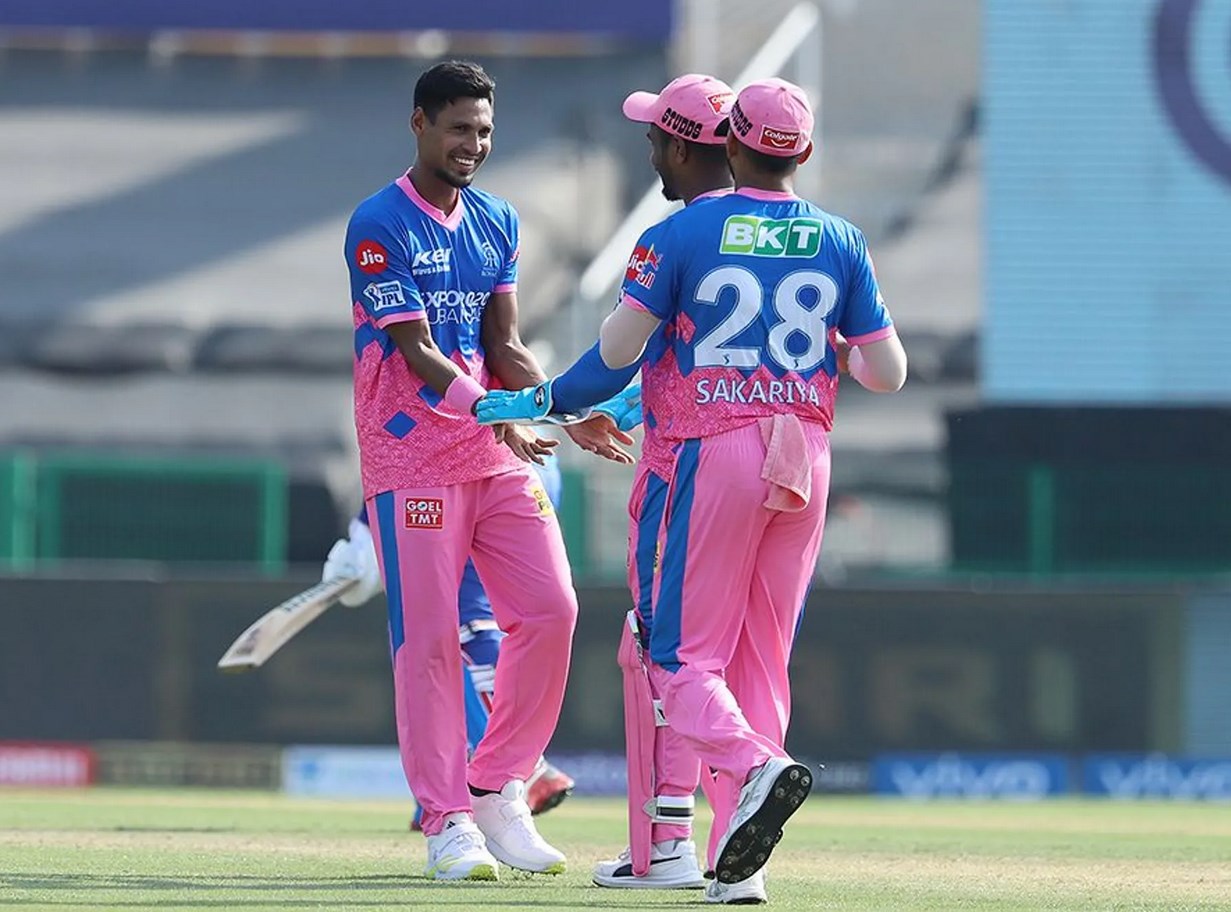 Sanju Samson congratulates Mustafizur Rahman for removing Shimron Hetmyer, Delhi Capitals vs Rajasthan Royals, Match 36, IPL 2021. ©BCCI
