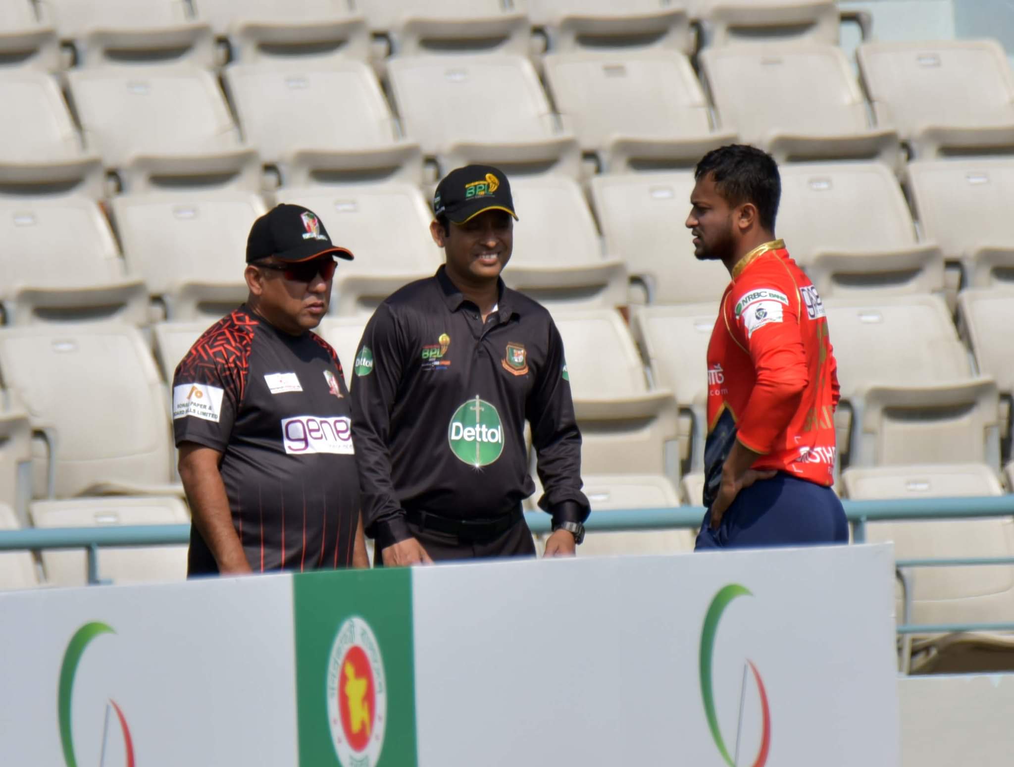 Barishal captain Shakib and coach Khaled Mahmud Sujon have a word over an umpiring decision   