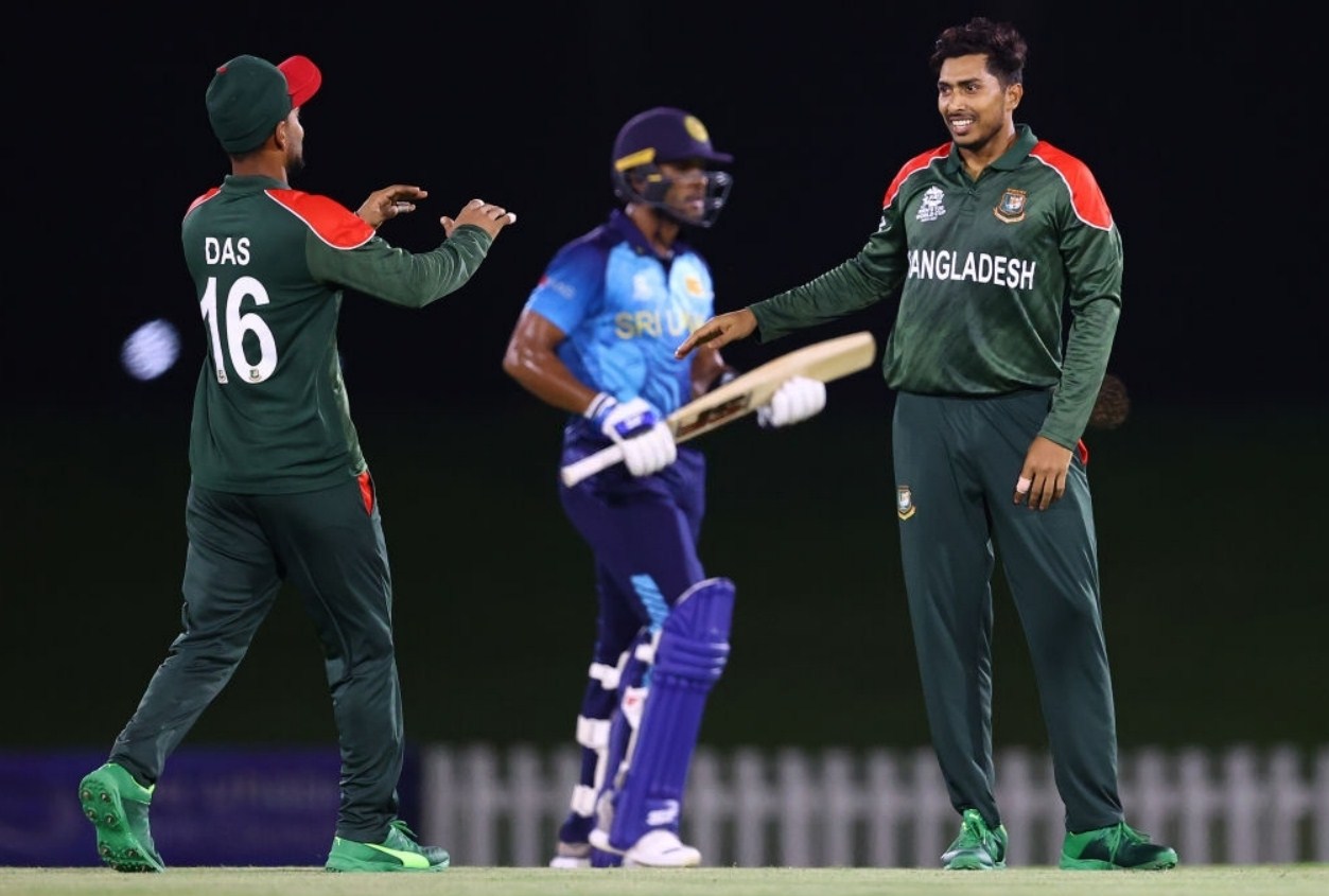Soumya Sarkar celebrates the wicket of Dinesh Chandimal. Bangladesh vs Sri Lanka, Warm-up Game, T20 World Cup 2021. © Getty Images