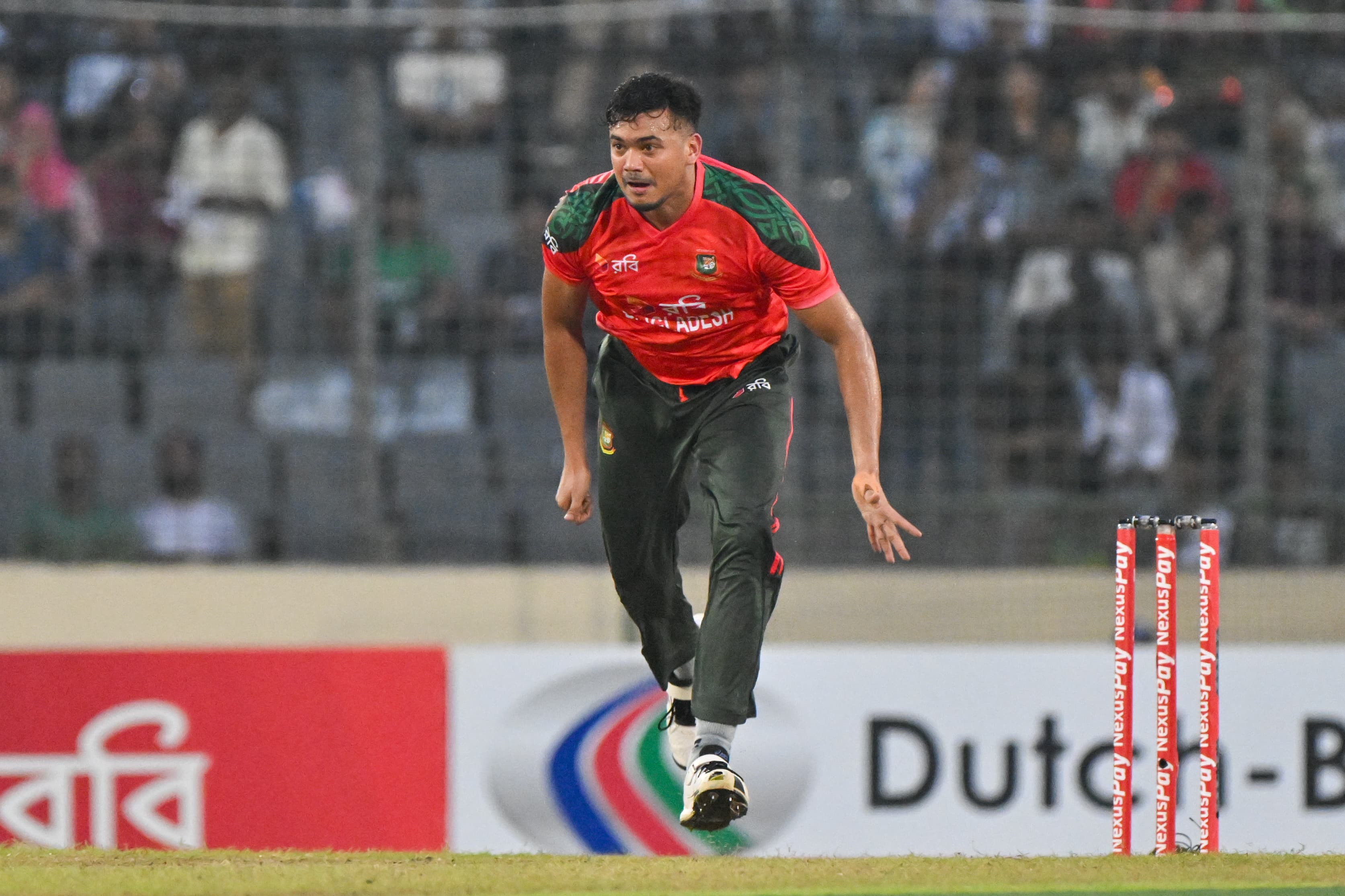 Early breackthrough by Taskin Ahmed ©BDCricTime