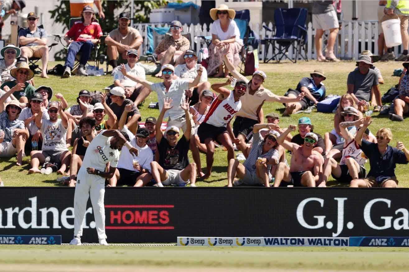 The crowd joining Ebadot Hossain in his warm-up, New Zealand vs Bangladesh, 1st Test, 2022 © Getty Images
