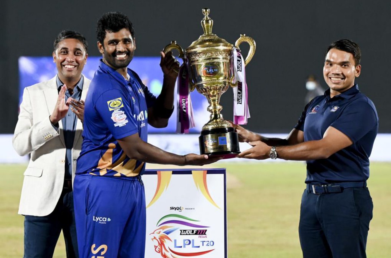 Thisara Perera, the captain of Jaffna Kings receives the LPL 2021 trophy, Jaffna Kings vs Galle Gladiators, Final, LPL 2021
