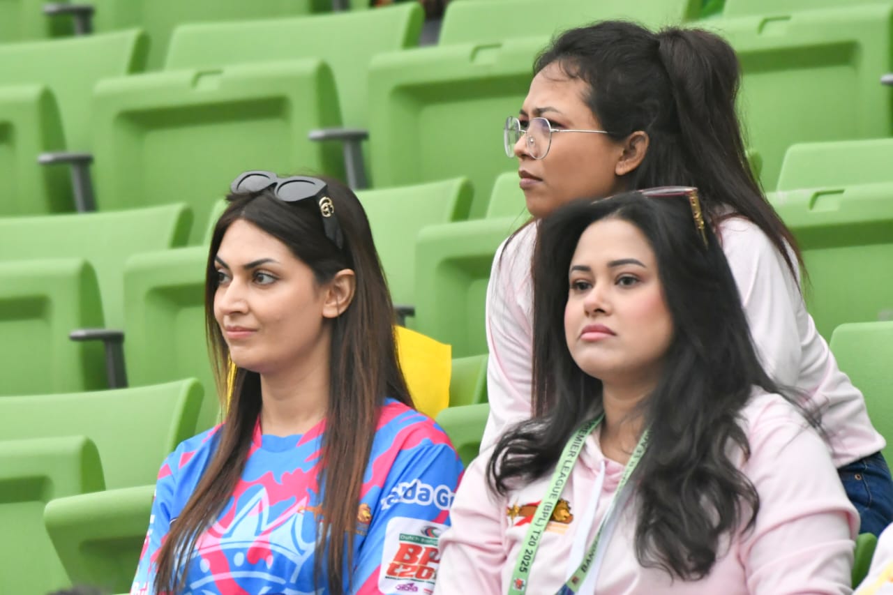 Yasha Sagar enjoying the match from the stands ©BDCricTime